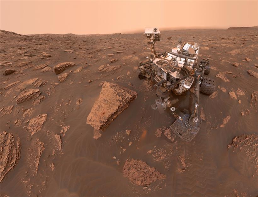 Das von der NASA veröffentlichte Foto zeigt den Mars-Rover „Curiosity“ auf dem Mars, der sich selbst mit seiner Sol-2082-Panoramakamera aufgenommen hat
