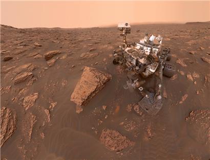 Das von der NASA veröffentlichte Foto zeigt den Mars-Rover „Curiosity“ auf dem Mars, der sich selbst mit seiner Sol-2082-Panoramakamera aufgenommen hat

