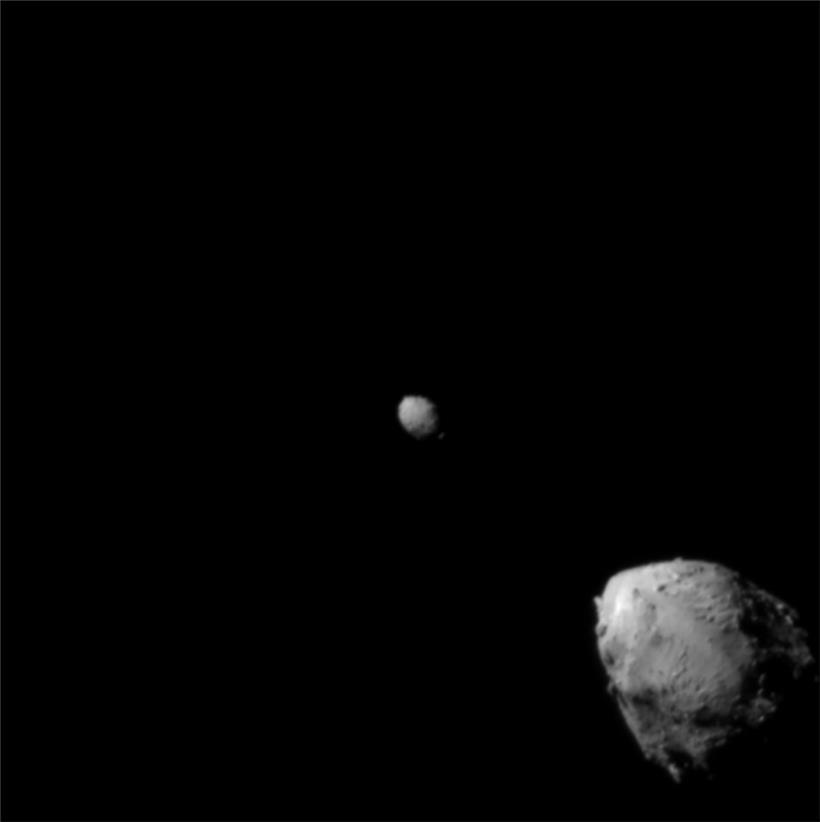 Das von der NASA zur Verfügung gestellte Foto zeigt den Asteroiden Didymos (r) und den Asteroiden Dimorphos kurz vor dem Aufprall der Raumsonde „Dart“
