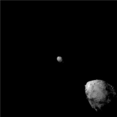Das von der NASA zur Verfügung gestellte Foto zeigt den Asteroiden Didymos (r) und den Asteroiden Dimorphos kurz vor dem Aufprall der Raumsonde „Dart“
