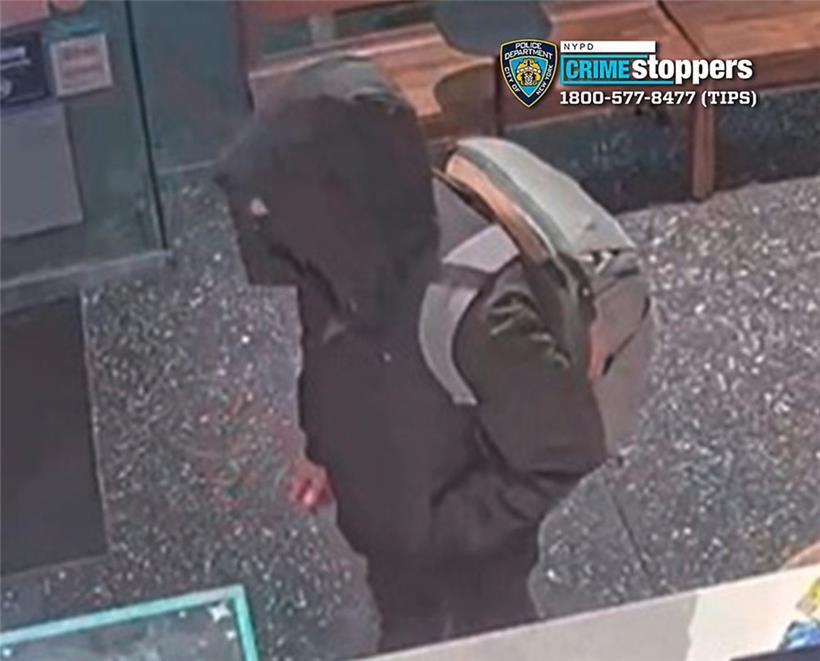 Das von der New Yorker Polizei herausgegebene Bild aus einer Überwachungskamera zeigt den Schützen, der verdächtigt wird, Brian Thompson, Chef des Versicherers United Healthcare, erschossen zu haben, vor der Tat in einem Starbucks in der Sixth Avenue
