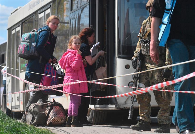 Das von der staatlichen russischen Nachrichtenagentur Sputnik verbreitete Foto zeigt Einwohner von Mariupol, die einen Bus an einem Hilfsposten für Evakuierte aus Mariupol, die in der Nähe des Werks von Azovstal Iron and Steel Works lebten, verlassen
