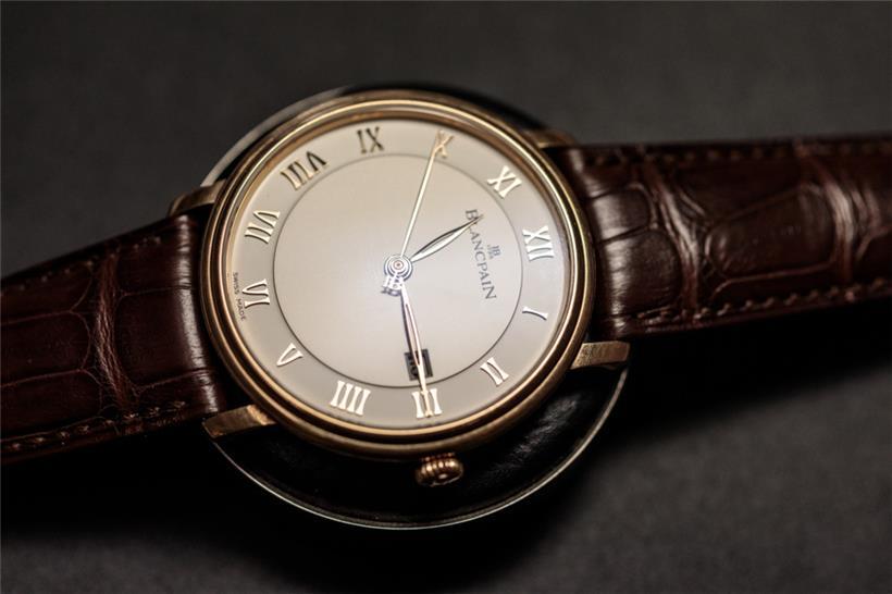 Das war nicht das erste Mal, dass die beiden illegalen Händler versucht haben, Uhren auf einem Parkplatz zu verkaufen
