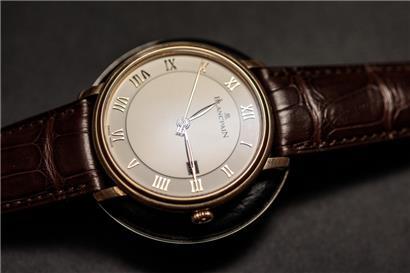 Das war nicht das erste Mal, dass die beiden illegalen Händler versucht haben, Uhren auf einem Parkplatz zu verkaufen
