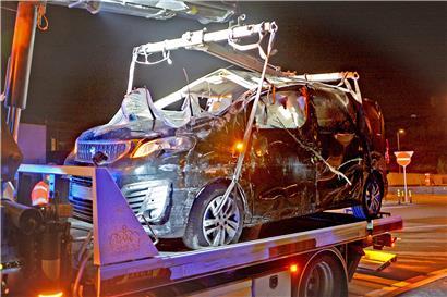 Das zerstörte Fahrzeug wird abgeschleppt
