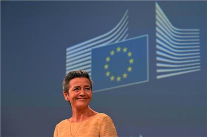 Das zufriedene Grinsen kann sich Wettbewerbskommissarin Margrethe Vestager nicht verkneifen
