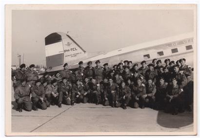 Das zweite Kontingent trat die Reise im Flugzeug an. Zwei Soldaten sollten den Einsatz in Korea nicht überleben.  

