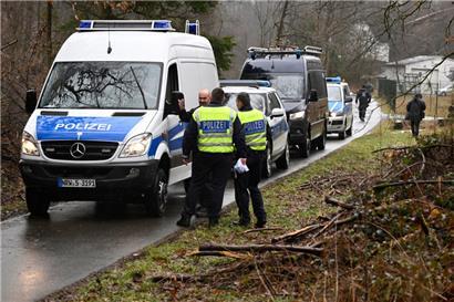 Das zwölfjährige Mädchen war am Sonntag tot in der Nähe eines Radweges auf rheinland-pfälzischem Gebiet unmittelbar an der Landesgrenze zu Nordrhein-Westfalen gefunden worden

