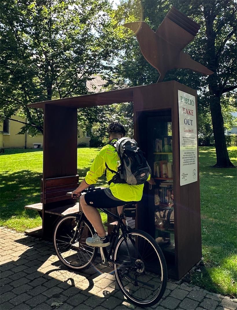 Das „Biblio Take Out“ ist eine kleine öffentliche Bücherausleihe mit Sitzbänken nahe dem Bettemburger Schloss
