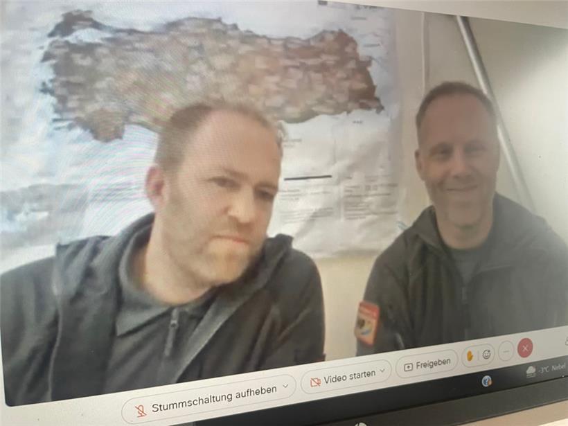Dass Joé Beckius (l.) und Alain Lang sich per Videokonferenz aus dem Krisengebiet melden können, wurde durch die eigene Arbeit möglich 

