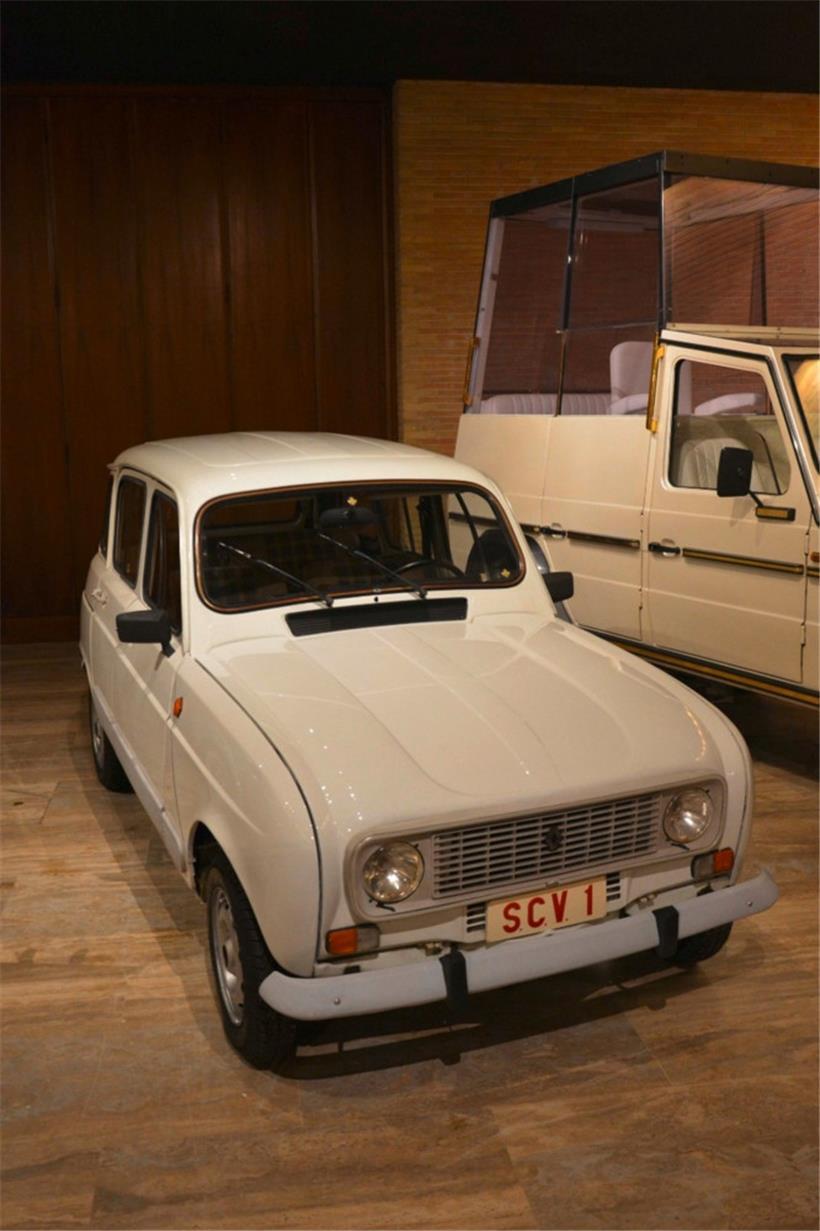 Dass Papst Franziskus selber am Steuer des über 30 Jahre alten Renault R4, der b...