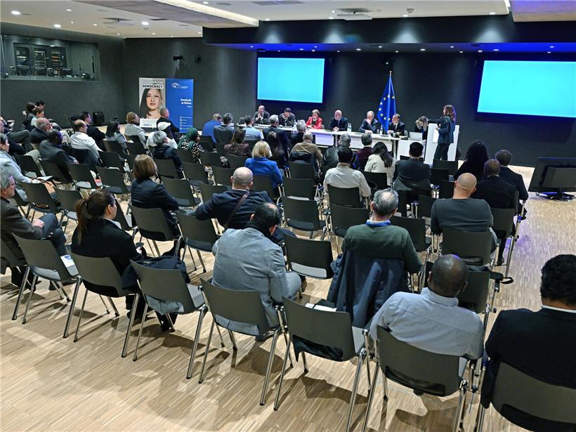 Mehr als 150 Zuhörer bei Abendveranstaltung zum Thema Binnenmarkt in Luxemburg, großes Interesse am Wirtschaftsforum.