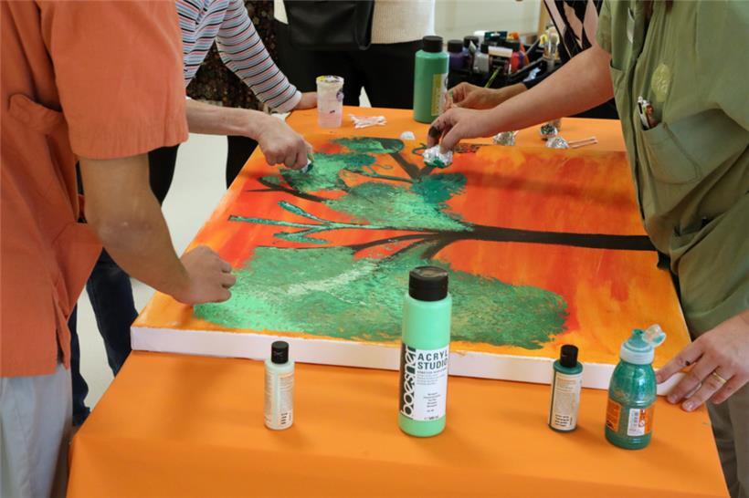 Dass die Finger beim Malen etwas schmutzig werden, macht niemandem etwas aus
