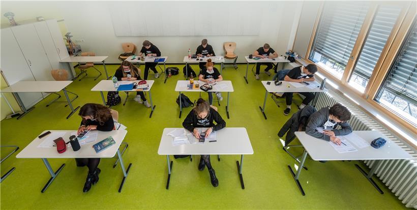 Dass die Schüler im Klassenzimmer von der Mundschutzpflicht befreit sind, scheint viele Lehrer eher zu beunruhigen. Manche wollen mit gutem Beispiel vorangehen und weiter eine Maske tragen.
