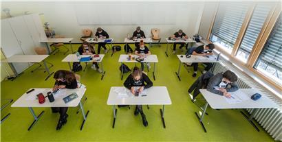 Dass die Schüler im Klassenzimmer von der Mundschutzpflicht befreit sind, scheint viele Lehrer eher zu beunruhigen. Manche wollen mit gutem Beispiel vorangehen und weiter eine Maske tragen.

