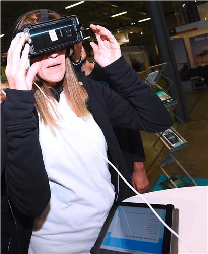 Dass man die gesamte „Foire de l’étudiant“ einmal virtuell abhält, hätte man sich bei der Präsentation dieses VR-Geräts auf der Studierendenmesse 2016 wohl noch nicht vorstellen können
