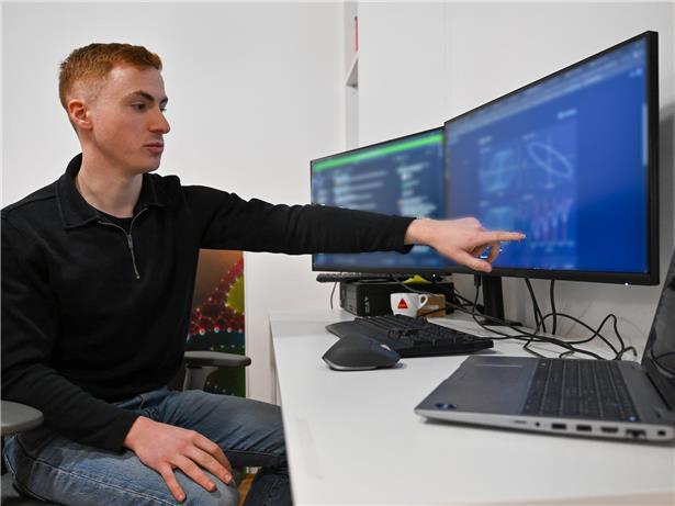 Datenanalyst Robin Vestraete arbeitet an seinem Computer im Büro von Northstar Earth & Space mit Datenvisualisierungen.