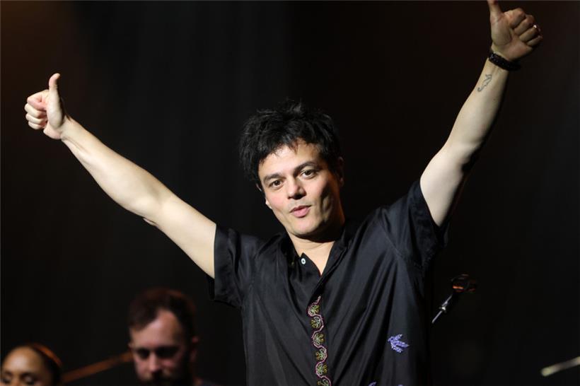 Daumen hoch für sich und die Band: Der britische Singer-Songwriter Jamie Cullum im Casino 2000 in Mondorf
