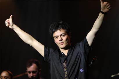 Daumen hoch für sich und die Band: Der britische Singer-Songwriter Jamie Cullum im Casino 2000 in Mondorf

