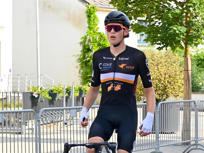 Dave Cichy feiert seinen Sieg beim Lauf in Bartringen am Sonntag mit jubelnder Geste