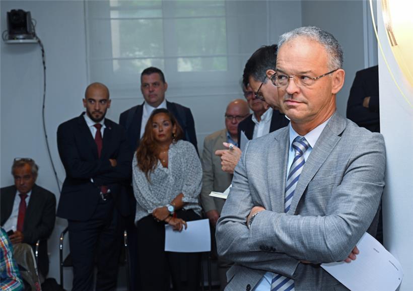 David Angel (OGBL), Sylvain Hoffmann (CSL), Nora Back (OGBL), Patrick Dury (LCGB), Romain Wolff (CGFP), Marc Wagener und Michel Reckinger (beide UEL) nach der Sozialrunde am 3. September im Staatsministerium
