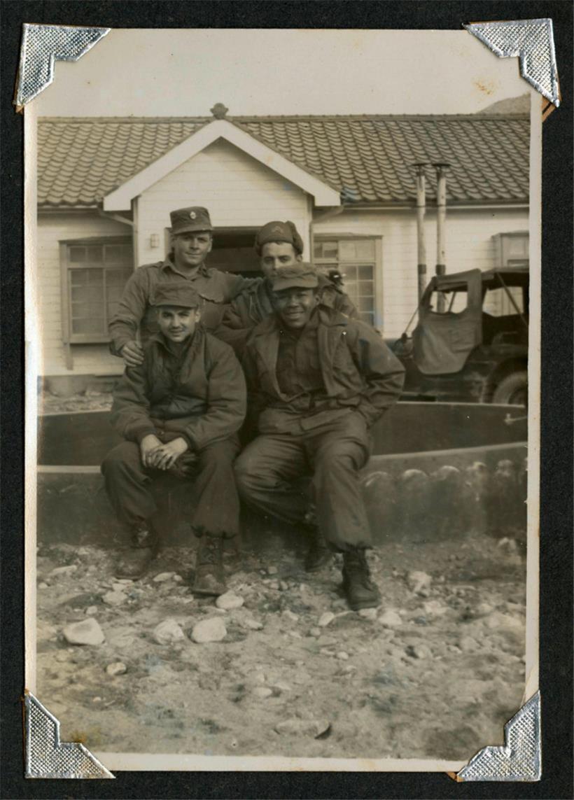David Franklin Brock (oben links), Soldat des „2nd Engineer Combat Battalion“, zusammen mit drei weiteren Mitgliedern seiner Einheit. Sie ließen das „2nd Division Friendship Home“ für Kriegswaisen in Chongp’yong-ni errichten. Der Mann unten links hieß Robbie, sein Nachname sowie die der weiteren abgebildeten Soldaten sind nicht überliefert.
