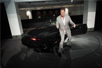 David Hasselhoff 2018 beim Auftakt seiner Deutschlandtournee vor dem legendären Sportwagen „KITT“ aus der Serie „Knight Rider“, die „The Hoff“ in den 1980ern zum Weltstar machte
