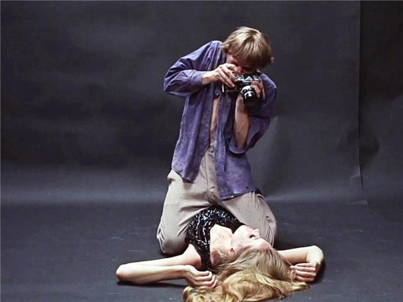 David Hemmings mit Kamera und Veruschka von Lehndorff liegend in ikonischer Szene aus dem Film „Blow Up“