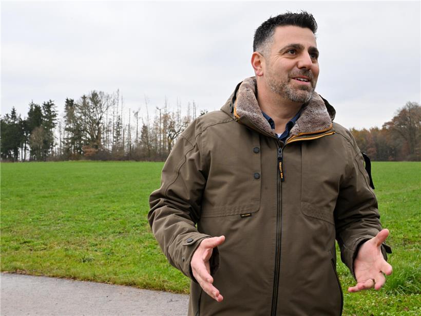 Porträt von David Viaggi, Geschäftsmann in modernem Anzug, vor neutralem Hintergrund