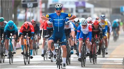 Davide Ballerini gewann etwas überraschend den ersten Klassiker der Saison – im Hintergrund sprintet Kevin Geniets auf Rang neun.
