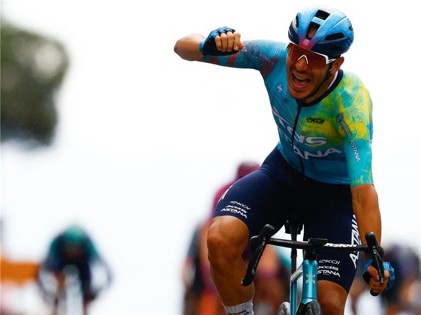 Davide Ballerini feiert seinen Sieg beim Radrennen in Neapel am Donnerstag