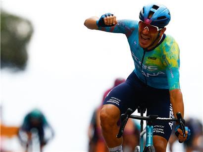 Davide Ballerini feiert seinen Sieg beim Radrennen in Neapel am Donnerstag