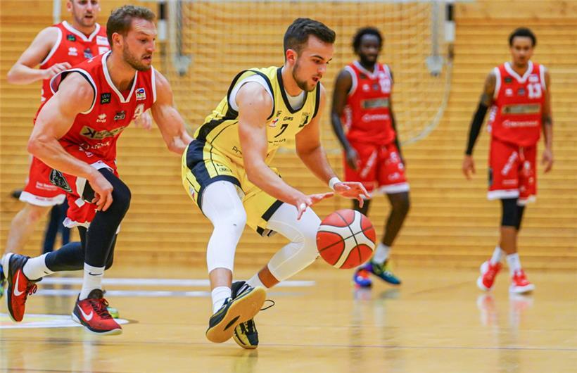 Davide Grün (in Gelb) kommt für Zolver in dieser Saison im Durchschnitt auf 13 Punkte pro Partie
