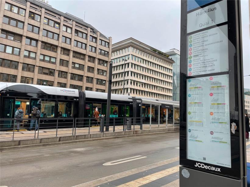 Davon, dass sich an dieser Stelle am Dienstagmorgen Dramatisches ereignet hat, ist zwei Stunden später nichts mehr zu sehen: der Bereich der Haltestellen am Royal Hamilius gegen 11.15 Uhr
