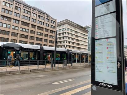 Davon, dass sich an dieser Stelle am Dienstagmorgen Dramatisches ereignet hat, ist zwei Stunden später nichts mehr zu sehen: der Bereich der Haltestellen am Royal Hamilius gegen 11.15 Uhr
