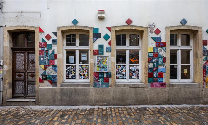 „De Gudde Wëllen“ ist das Ergebnis von Freundschaft und Gemeinschaft – wie sich an den Namen zahlreicher Unterstützerinnen und Unterstützer des Kulturclubs auf der Eingangstür erkennen lässt
