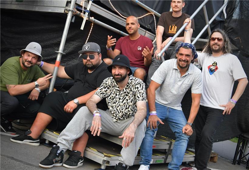 „De Läb“ am Donnerstagabend nach ihrem Auftritt am Glacis im Backstage. Corbi (links) im grünen T-Shirt sowie David Fluid (vorne) im schwarz-weißen Hemd sind die Rapper.
