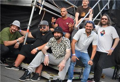 „De Läb“ am Donnerstagabend nach ihrem Auftritt am Glacis im Backstage. Corbi (links) im grünen T-Shirt sowie David Fluid (vorne) im schwarz-weißen Hemd sind die Rapper.

