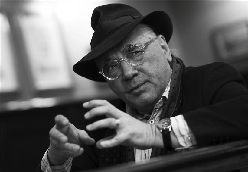 De Schrëftsteller Nico Helminger mengt, déi éischt Pressekonferenzen iwwert d’Pandemie hätten „un en ale Film vum Costa-Gavras iwwert iergendeng Diktatur erënnert“
