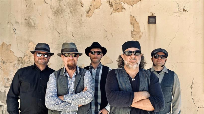 De Serge Tonnar (2.v.r.) a seng nei Band, déi aus dem Eric Falchero, dem Rom Christnach, dem Dirk Kellen an dem Ben Claus (v.l.n.r.) besteet 
