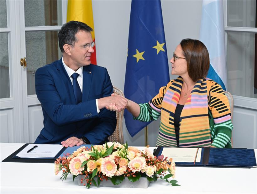 De beiden sind sich einig: Luxemburgs Verteidigungsministerin Yuriko Backes und ihr rumänischer Amtskollege Liviu-Ionuț Moșteanu unterzeichneten am Mittwoch eine Absichtserklärung über eine engere militärischen Kooperation zwischen den beiden Ländern
