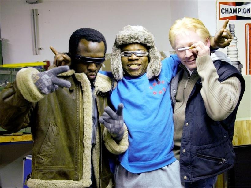 De gauche à droite: André Afrika, Eddy Afrika et Jerry Libardi sur le tournage du documentaire d’Alain Tshinza „Hamilius“ (2010)
