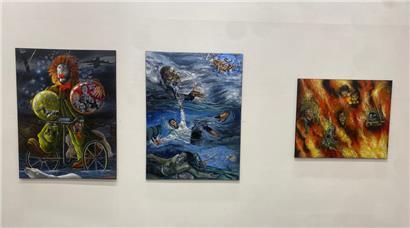 De gauche à droite: „Der E-Clown“ (2019), „Das Ende eines Traumes“ (2019) et „Zerstörungsfeuer“ (2019)
