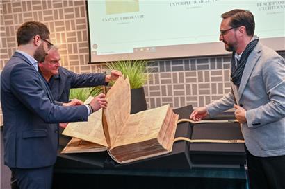 De gauche à droite: Eric Thill, Luc Deitz et Claude Conter lors de la présentation de la nouvelle acquisition de la Bibliothèque nationale
