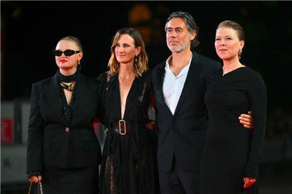De gauche à droite: Sara Forestier, Camille Cottin, Emmanuel Mouret et India Hair lors de la 81e édition du Festival international du film de Venise en 2024

