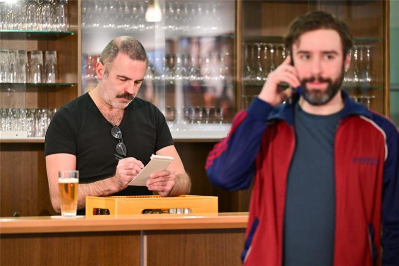 De Georges Keiffer (l.) an de Konstantin Rommelfangen (r.) treffen an der Bar vum Mierscher Theater openeen
