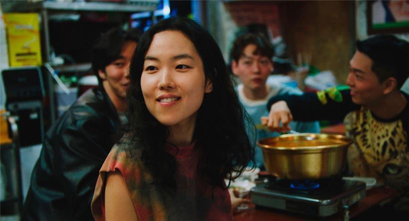 Débarquant par accident dans son pays natal, Freddie (Park Ji-min) essaie de retrouver ses parents biologiques
