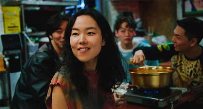 Débarquant par accident dans son pays natal, Freddie (Park Ji-min) essaie de retrouver ses parents biologiques
