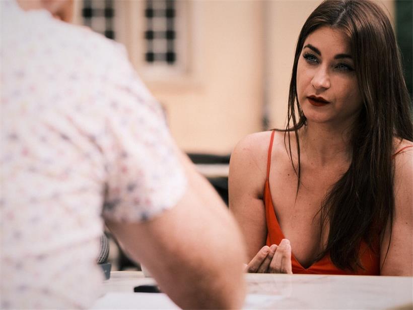 Deborah de Robertis: „Pour moi, il y a une différence entre le militantisme qui utilise des codes relevant de la communication, un message clair, et l’art qui réinvente des formes, n’utilise pas des codes existants“
