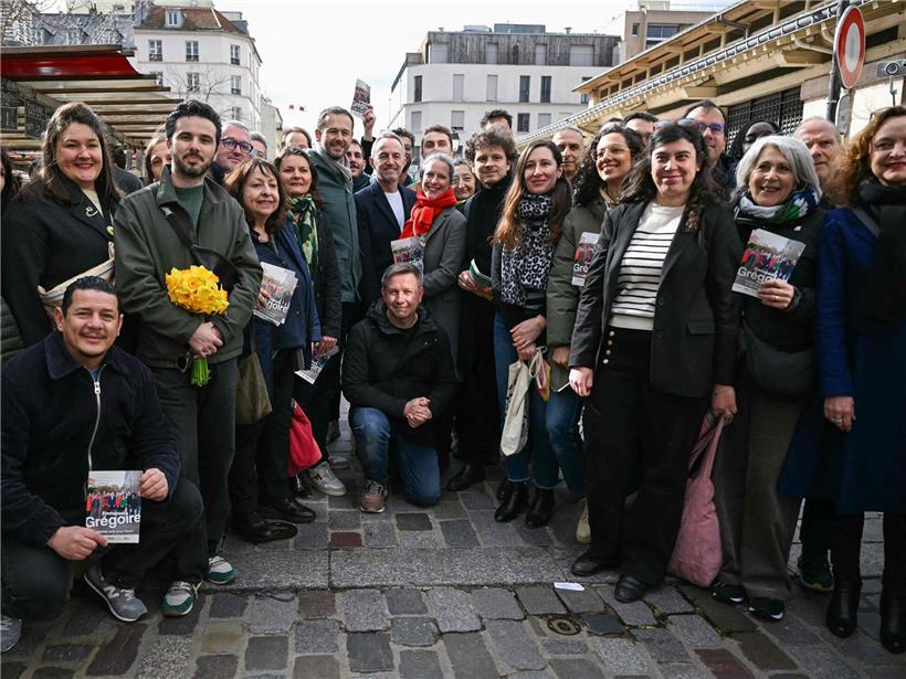Start der Wahlkampagne von PS und Grünen im 12. Bezirk von Paris mit Plakaten und Unterstützern